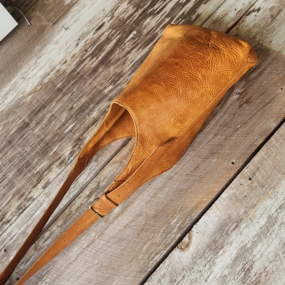 Duluth Trading Company - Women's Lifetime Leather Crossbody Bag - Picture 2 of 7